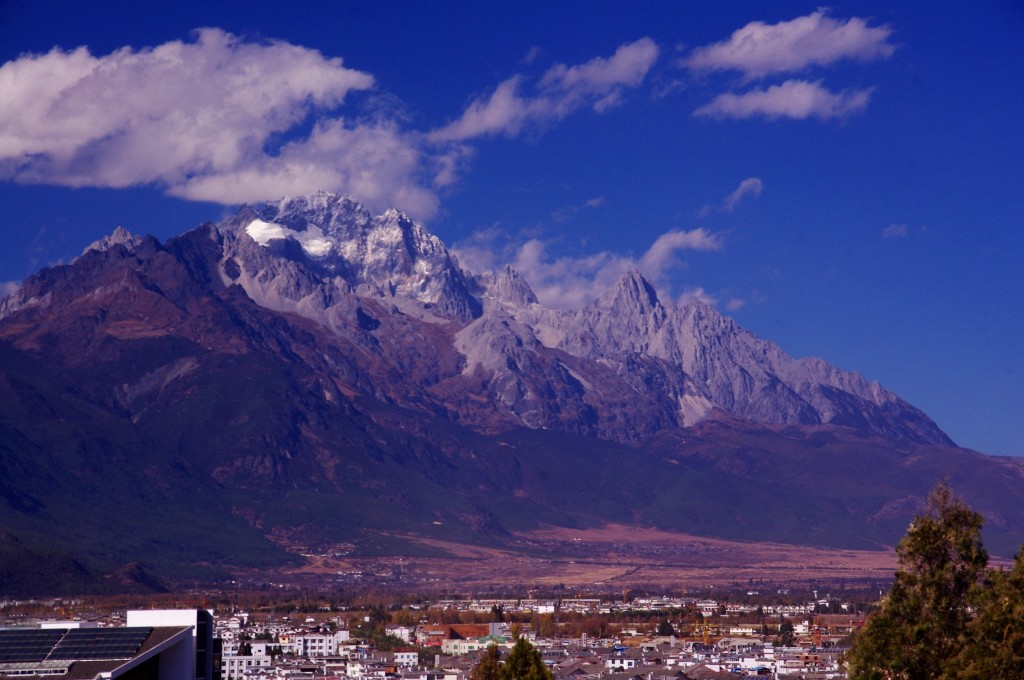 Lijiang empf&auml;ngt uns bei sch&ouml;nem Wetter und einem toller Ausblick auf das Umland.
