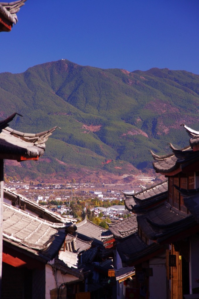 Lijiang: Ein Blick von der Altstadt auf die Neustadt.