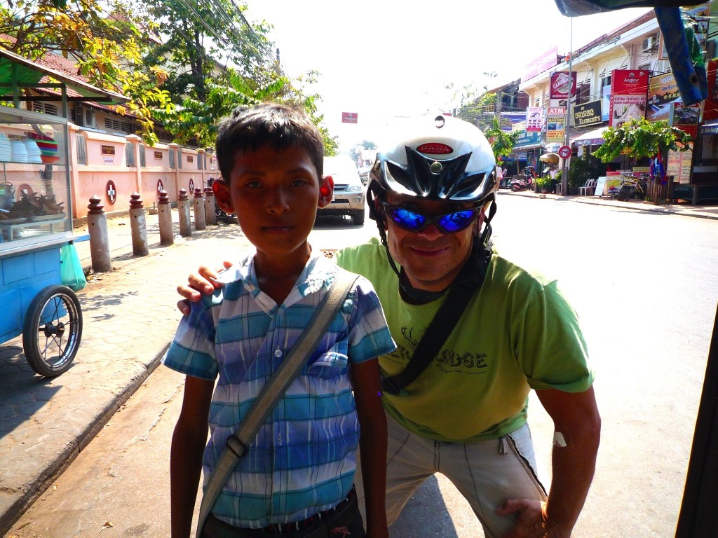 Zum Gl&uuml;ck kann mir unser Stamm-Bananenmann noch ein paar drauflegen.
