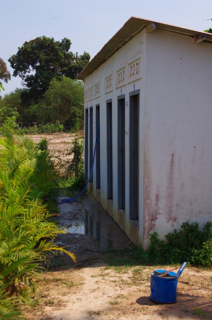 Das Toilettenhaus der Sch&uuml;lerinnen und Sch&uuml;ler hinter dem Hauptgeb&auml;ude.