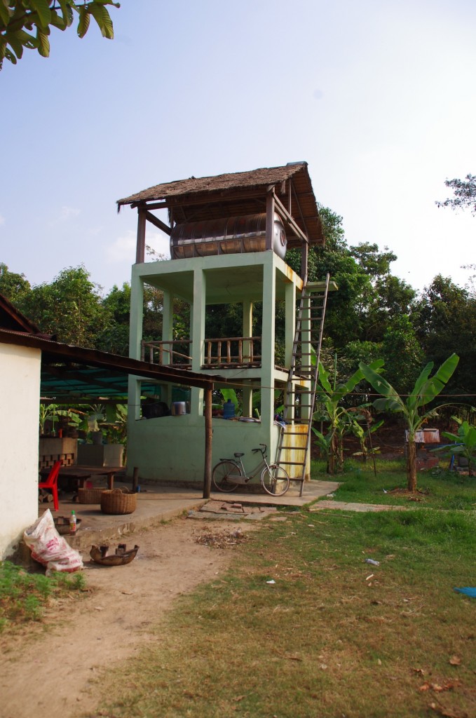 Der hintere K&uuml;chenbereich mit dem Turm f&uuml;r den Wasserspeicher um das notwendige Gef&auml;lle gew&auml;hrleisten zu k&ouml;nnen.