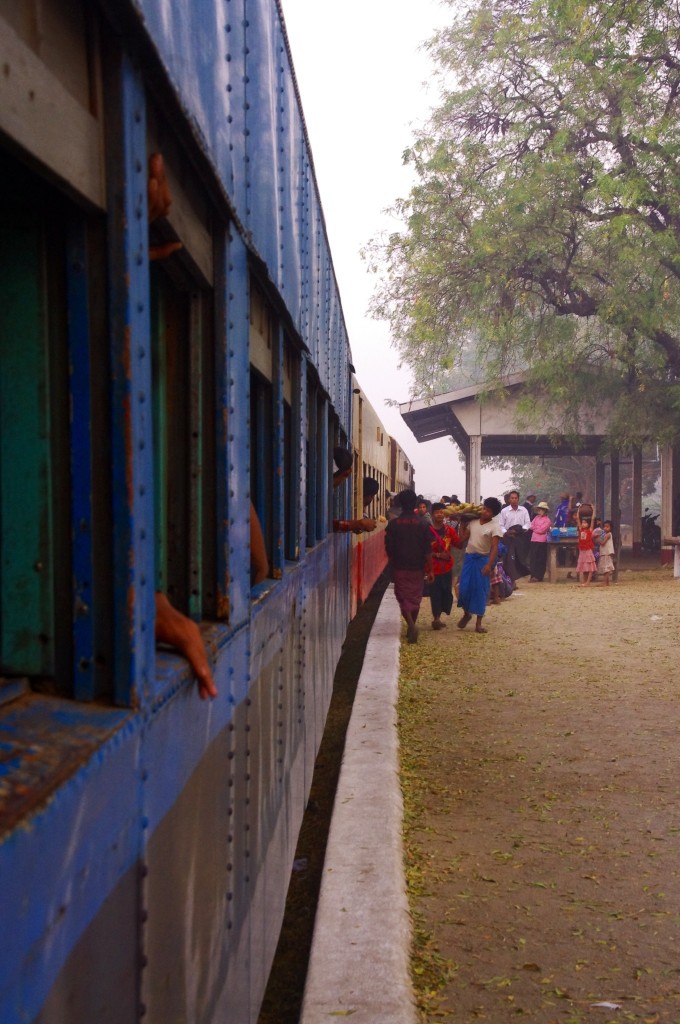 Ein Bahnhofsstopp zwischen Kalaw und Shwe Nyaung.