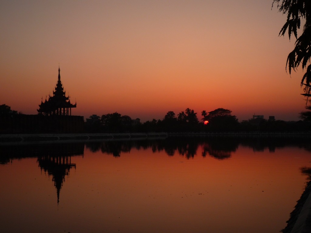 Mandalay: Sonnenuntergang mit Blick auf die Palast-Insel