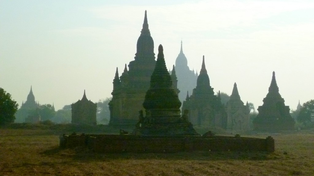Bagan: Ein diesiger Blick auf die Haupttempel zwischen Bagan und Nyaung U.