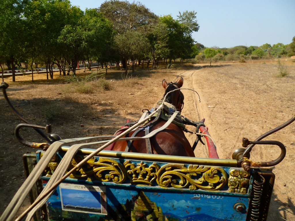 Bagan: Am bequemsten erkundet man das Gebiet im Pferdewagen.