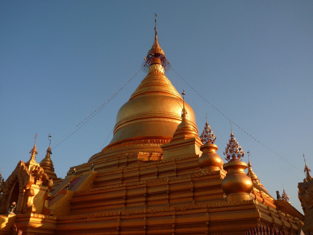 Mandalay: Die Kuppel der Kuthodaw-Pagode im Nachmittagslicht