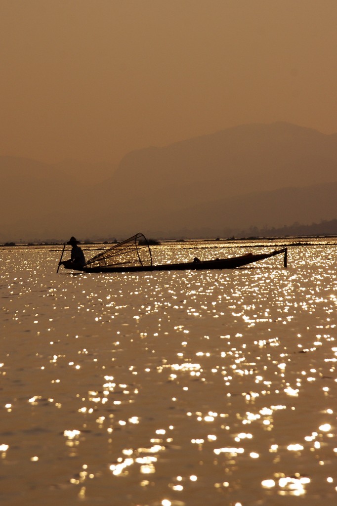 Ein Inle-See-Fischer fährt zum Nachtfischen hinaus.