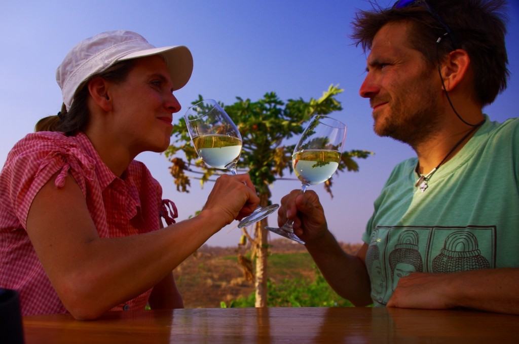 "Red Mountain - Sauvignon Blanc", das ist der richtige Tropfen um auf unseren Myanmar-Trip anzustoßen.