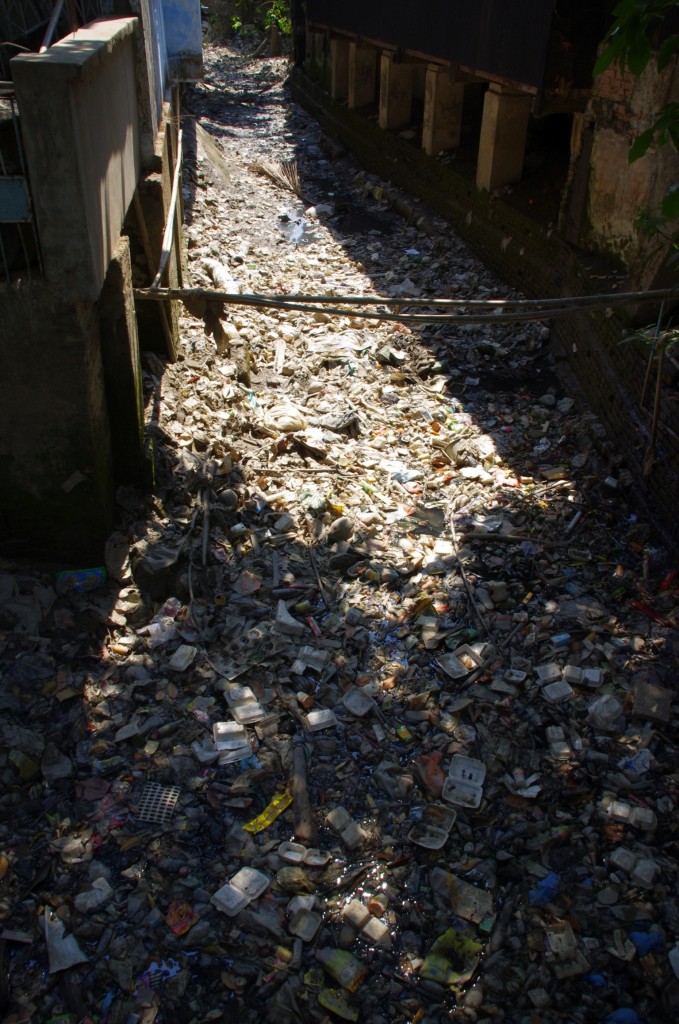 Mawlamyine: Auch hier im Süden Myanmars ist das Problem der Müllbeseitigung nicht allen bewußt.