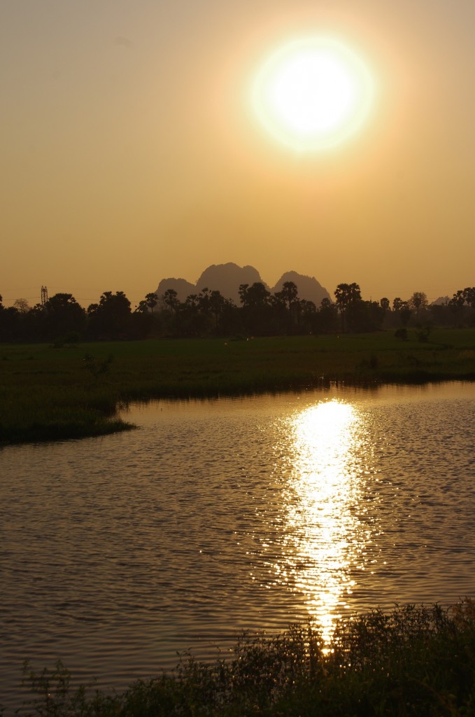 Hpa-An: Bei Sonnenuntergang sieht es fast so aus wie auf Cat Ba an der Halong Bay.